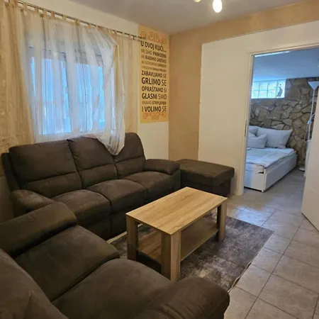 Apartmán P Stil - Three Bedroom With Hot Tub Ground Floor Sukošan
