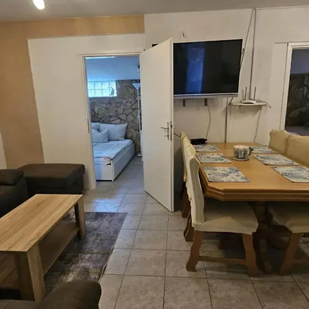 P Stil - Three Bedroom With Hot Tub Ground Floor Apartmán Sukošan