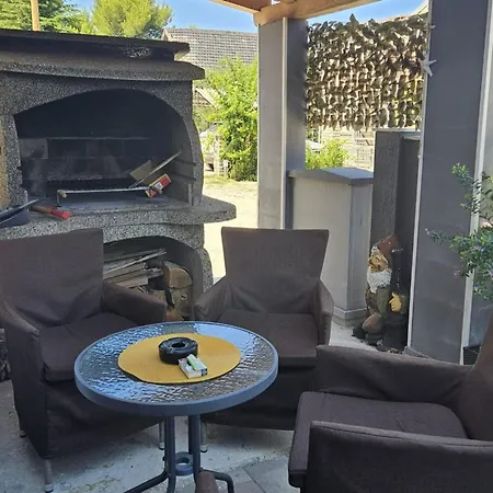 P Stil - Three Bedroom With Hot Tub Ground Floor Apartmán Sukošan