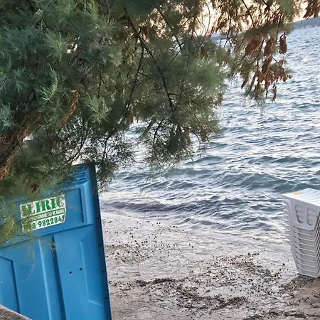 P Stil - Three Bedroom With Hot Tub Ground Floor شقة Sukošan