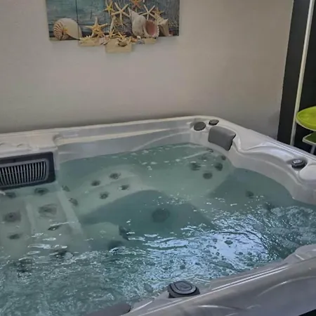 P Stil - Three Bedroom With Hot Tub Ground Floor شقة